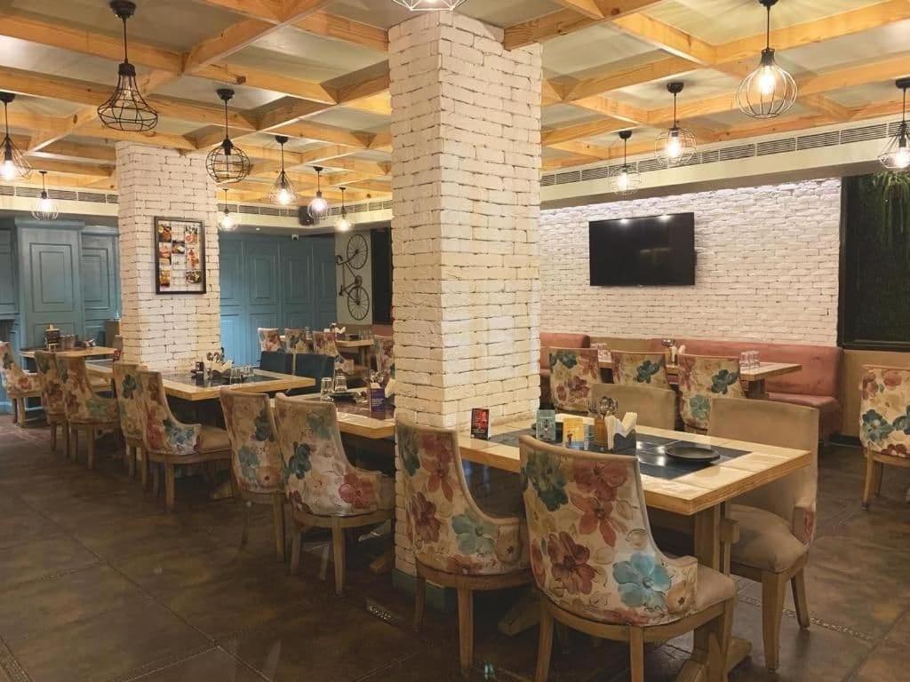 Hotel Punjab Palace Райпур Экстерьер фото